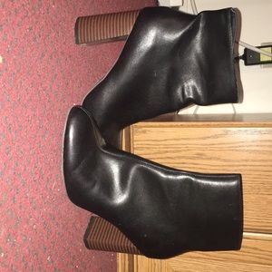 Barely worn, very comfy boots with beautiful heel.